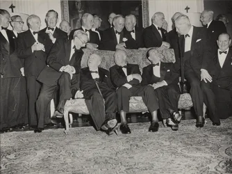Sir Winston Churchill og Dwight D. Eisenhower på en middag holdt i Winfield House, den amerikanske ambassadørens hjem i London