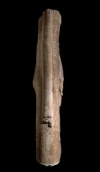 Statue av Min, utsikt over høyre side (stein)