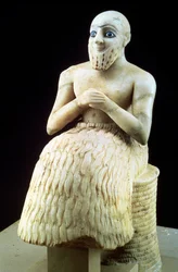 Statue av den offisielle Ebih-Il, fra Ishtar-tempelet ved Mari, hettitt, Irak, Midt-Eufrat, Sumerisk, tidlig dynastisk periode, ca. 2500 f.Kr. (gips og lapis lazuli) (se også 71507)