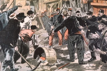 Kamp mellom bretonske grevister og politistyrker på en byggeplass, Paris, tidlig på 1900-tallet (gravering)