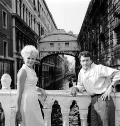SKUESPILLEREN CORINNE MARCHAND MED SKUESPILLEREN JEAN - PIERRE (jean-pierre) CASEL - VENICE - 1963