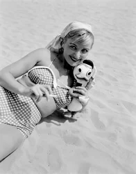 SKUESPILLEREN ELENA GIUSTI PÅ VENICE LIDO BEACH - 1951