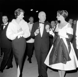 Skuespilleren Lee Remick med regissøren Otto Preminger og hans kone Hope Bryce på den internasjonale filmfestivalen på Lido di Venezia - 1959