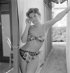 SKUESPILLEREN PINA BOOTIE PÅ VENICE LIDO BEACH - 1957