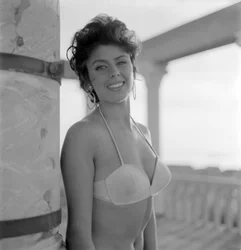 SKUESPILLEREN, STARLET CELINA CELY PÅ VENICE LIDO BEACH - 1957