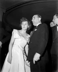 REGISSØREN MARIO CAMERINI MED SKUESPILLEREN CARLA DEL POGGIO PÅ DEN “” ITALIENSKE KINOGALAEN “” I ROMA - 1949