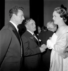 FILMKRITIKEREN GEORGES SADOUL MED SKUESPILLEREN OG POPSSANGEREN YVES MONTAND OG BEGUM JEANNE ANDRE AV AIX LES BAINS I CANNES - 1954