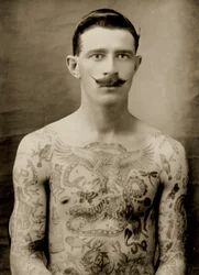 Tatovert britisk sjømann under den store krigen 1914-18 (sett forfra)