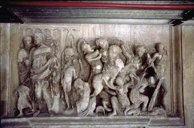 Den bakre fasaden, detalj av antikk relieffdekorasjon (noen stykker fra Ara Pacis av Augustus) som viser en kampscene (stein)