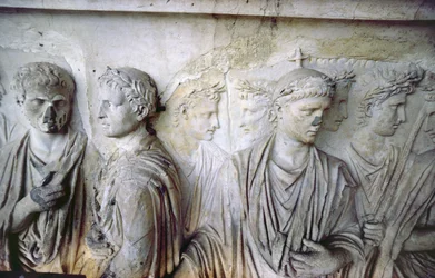 Den bakre fasaden, detalj av antikk relieffdekorasjon (noen stykker fra Ara Pacis av Augustus) som viser en gruppe romerske borgere (stein)