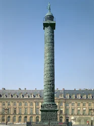 Vendome-søylen, med basrelieffer som registrerer Napoleonske kampanjer fra 1805-06, overvunnet av figuren av Napoleon som holder en bevinget seier