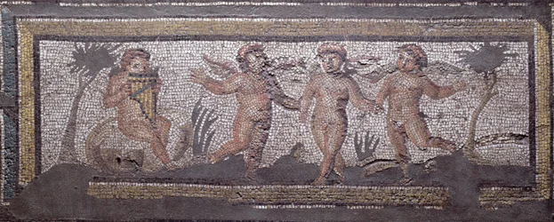 Tre dansende putti akkompagnert av en som spiller pannerørene, kantdetaljer fra et mosaikkfortau som viser årstidene og jaktscener fra den konstantinske villaen i Daphne, Roman, ca. 325-330 e.Kr. (marmor, kalkstein og glassmosaikk)