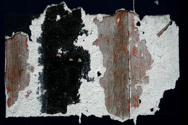 Tidsmerker. Abstrakt kunst som viser former som et vitne om at tiden går. Spor av maling på tre. Fotografi av Michel Lunardelli.