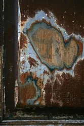Tidsmerker. Abstrakt kunst som viser former som et vitne om at tiden går. Spor på tre. Fotografi av Michel Lunardelli.