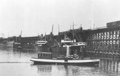 Styrbord side av Blyth Harbour Commissioners skyter "John Dent" forbi staithene