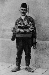 Tyrkia. Orientalsk autolycus som henter varene sine på markedsplassen. 1920