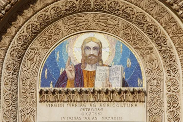 Tympanum i basilikaen Santa Maria della Coltura, Parabita, Apulia, Parabita, Italia