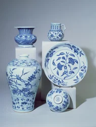 Vase, skål, tallerken og to små vaser, Ming