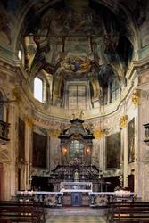 Utsikt over alter og fresker av Lorenzo Peracino (1710-1788), Sanctuary of Madonna del Sasso, Piemonte, Italia