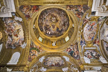Utsikt over kuppelen, pendentivene, feilene til transpetet og forkoret med fresker av Baciccia, Gesù-kirken, Roma, Italia (bilde)