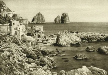 Utsikt over faraglioni fra øya Capri til Marina Piccola