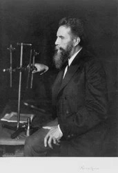 Wilhelm Conrad Roentgen, tysk fysiker, ved arbeidsbenken sin
