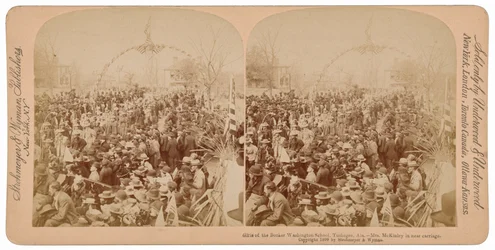 quot;Jenter fra Booker T. Washington School, Tuskegee, Alabama, fru McKinley i nærvognquot;, 1899 (foto)