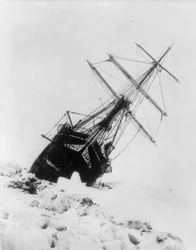 Den keiserlige transantarktiske ekspedisjonen: Endurance fast i en isblokk, ca. 1914–17 (bilde)