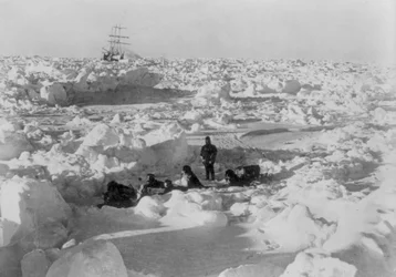 Den keiserlige transantarktiske ekspedisjonen: besetningsmedlem festet sammen sittende blant isflak, ca. 1914–17 (bilde)