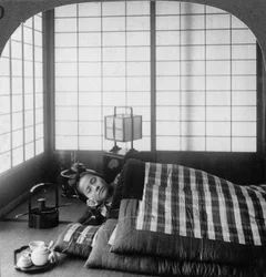 En geisha som sover i et tehus, Hikone, Japan, 1904.