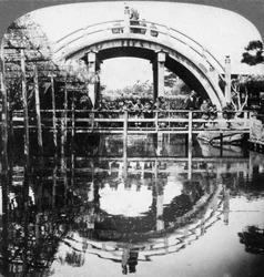 En halvsirkelformet bro i Japan, 1896.