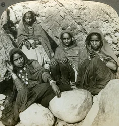 Innfødte Bhujji-jenter, River Sutlej, Himalaya, India, ca 1900-tallet.