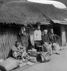 Innfødt butikk og kunder, nær Mogok, nordlige Burma, ca 1900-tallet.