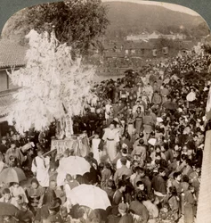 Shinto-prosesjon som frakter hellige gjenstander over en bro til Imperial Museum, Kyoto, Japan, 1904.