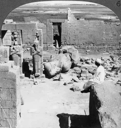 Utsikt fra Ramesseum sørøst over Theben-sletten, Egypt, 1905.