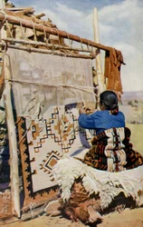 Arizona. I hjertet av Arizonas ørken er Navajo-tepper vevd, og deres skjønnhet og nytte tiltrekker seg mange kunder. 1920