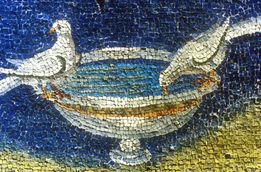 Drikkende duer: mosaikk i Galla Placidias (390-450) mausoleum i Ravenna, Italia, (5. århundre, tidlig kristen kunst), foto tatt i 1990