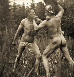 Kampstilling med en romersk hjelm, ca. 1910 (sepia-bilde)