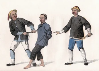 En siktet blir ført til fengsel, bundet med et kjede rundt halsen. Gravering, i "The Punishments of the Chinese", London