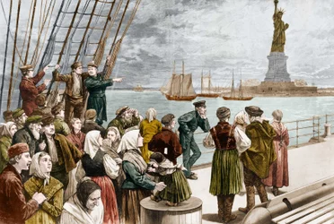 Ankomst av emigranter til New York i 1887, med Frihetsgudinnen i bakgrunnen. ©Leemage