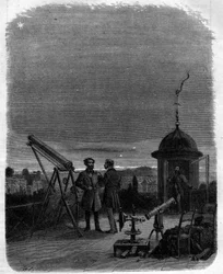 Astronomer observerer med sine astronomiske briller planeten Merkur på himmelen i Paris, 17. februar
