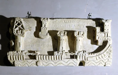 Bas-relieff som representerer den gamle havnen i Pisa. Vi legger merke til at lenkene blokkerer tilgangen til havnen, tatt av Genova som et trofé etter slaget ved Meloria mot Korsika. Genova, marinemuseet i Pegli. 1290.