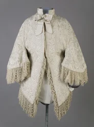 Bertha Palmers frakk, ca. 1870 (sett forfra), Ribbet silkemoiré, frynser og krystallperler
