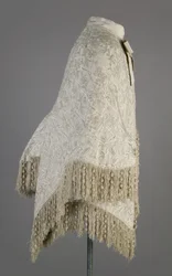 Bertha Palmers frakk, ca. 1870 (sett fra siden), Ribbet silkemoiré, frynser og krystallperler