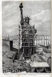 Frankrike, Paris, overrekkelsen av Frihetsgudinnen til USAs ambassadør - Innpakking i stillaser av Frihetsgudinnen, utført av Frédéric Auguste Bartholdi (1834-1904), for transport fra Paris til Amerika