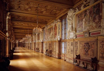 Galerie Francois I ved slottet Fontainebleau: treverk og veggmalerier laget på 1500-tallet