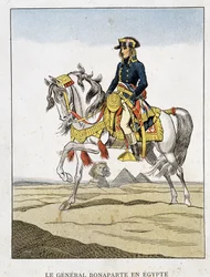 General Bonaparte i Egypt, et portrett som rir foran pyramidene og sfinxen.