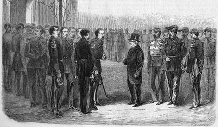 Januar 1873: Adolphe Thiers (1797-1877), fransk politiker, republikkens president akkompagnert av krigsministeren og general Hartung besøker Ecole Polytechnique. Gravering fra 1873.
