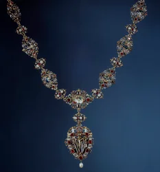Halskjede av keiseren av Det hellige rike, kongen av Böhmen og kongen av Ungarn Rodolph II (1552-1612) i emalje, gull og fin stein med anheng som viser scener av lidenskapen. Det 16. århundre. Paris, Louvre-museet