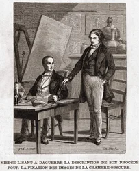 Niepce leser for Louis Daguerre i beskrivelsen av heliografi, for fiksering av bilder fra camera obscura - Nicephore Niepce (1765-1833), fransk oppfinner, pioner innen fotografi som leser for Daguerre beskrivelsen av metoden hans for å fikse bildene